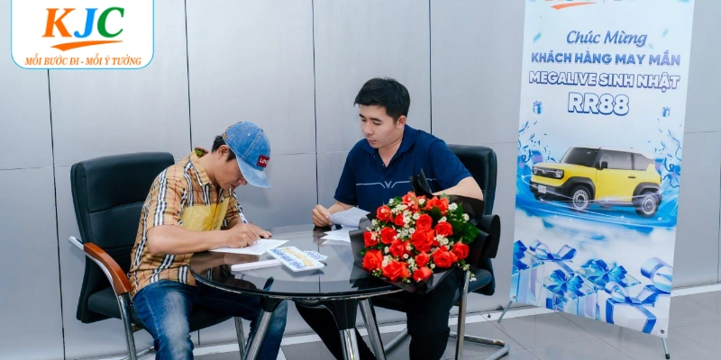 Sự kiện tri ân tặng quà cho khách hàng may mắn tháng 4
